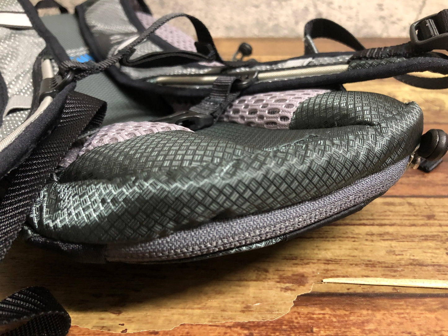 IY223 ドイター deuter road one リュック バックパック グレー 黒