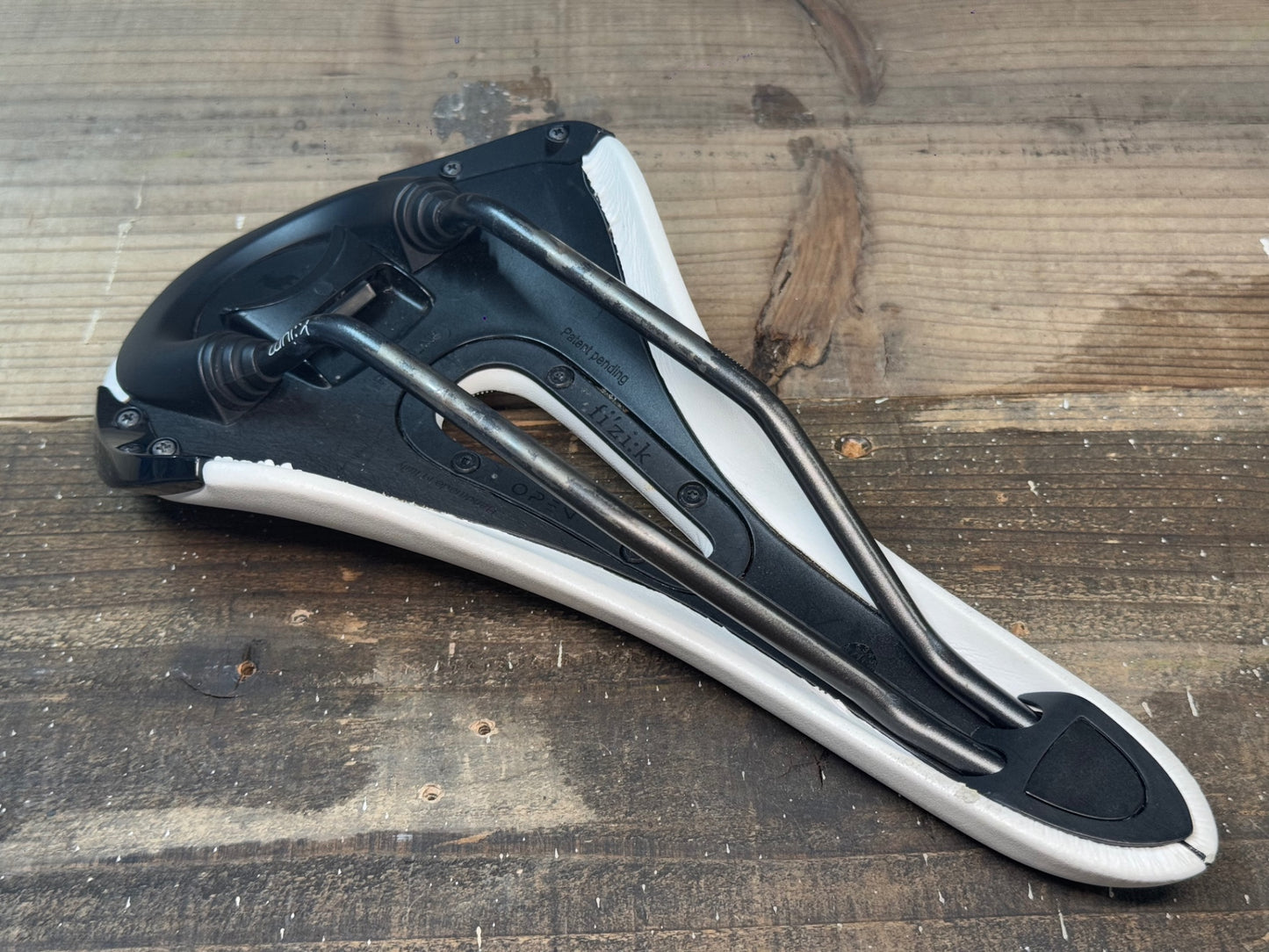 IK775 フィジーク fizik ALIANTE R3 REGULAR kiumレール サドル 白