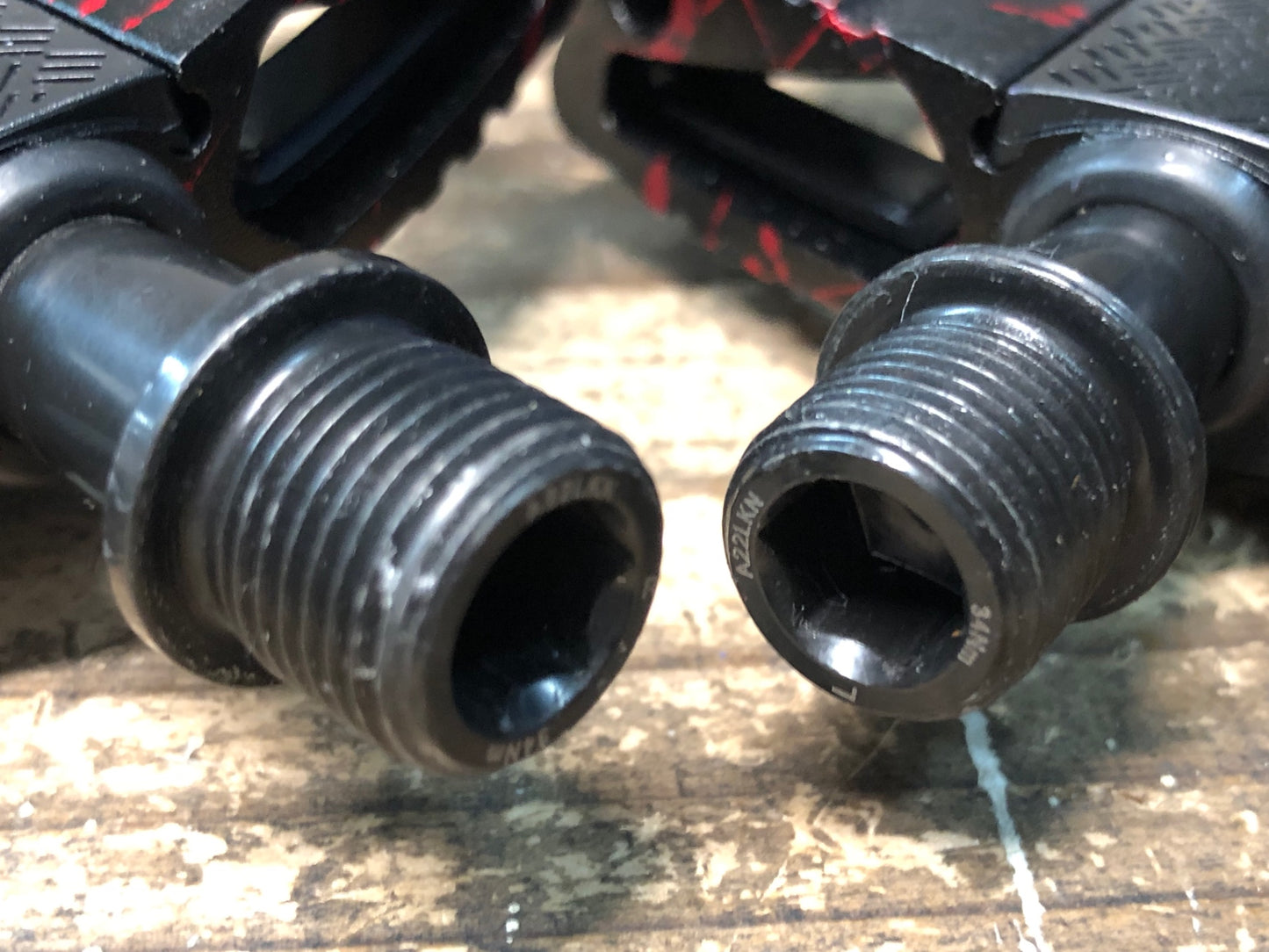 IY820 クランクブラザーズ CRANK BROTHERS マレット MALLET E LS SPLATTER EDITION ビンディングペダル 黒赤