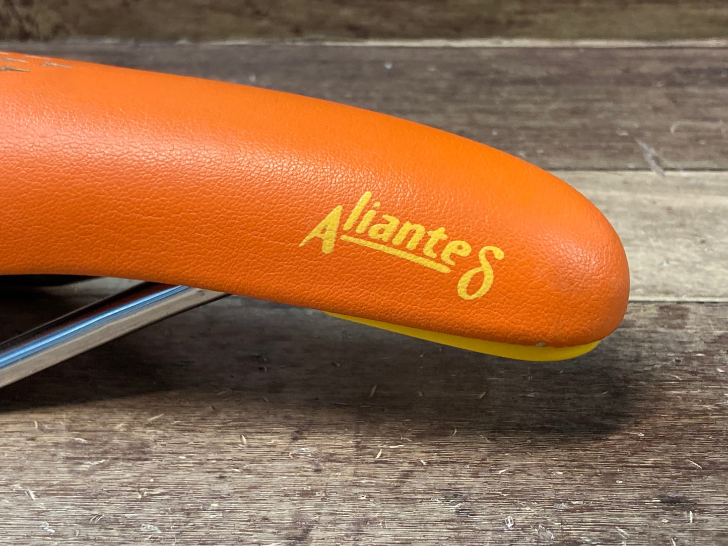 IL834 フィジーク fizik ALIANTE δ R3 サドル オレンジ TEST kium レール