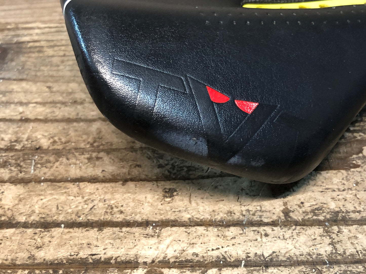 JA427 アスチュート ASTVTE STAR サドル 黒 黄 TITANVレール