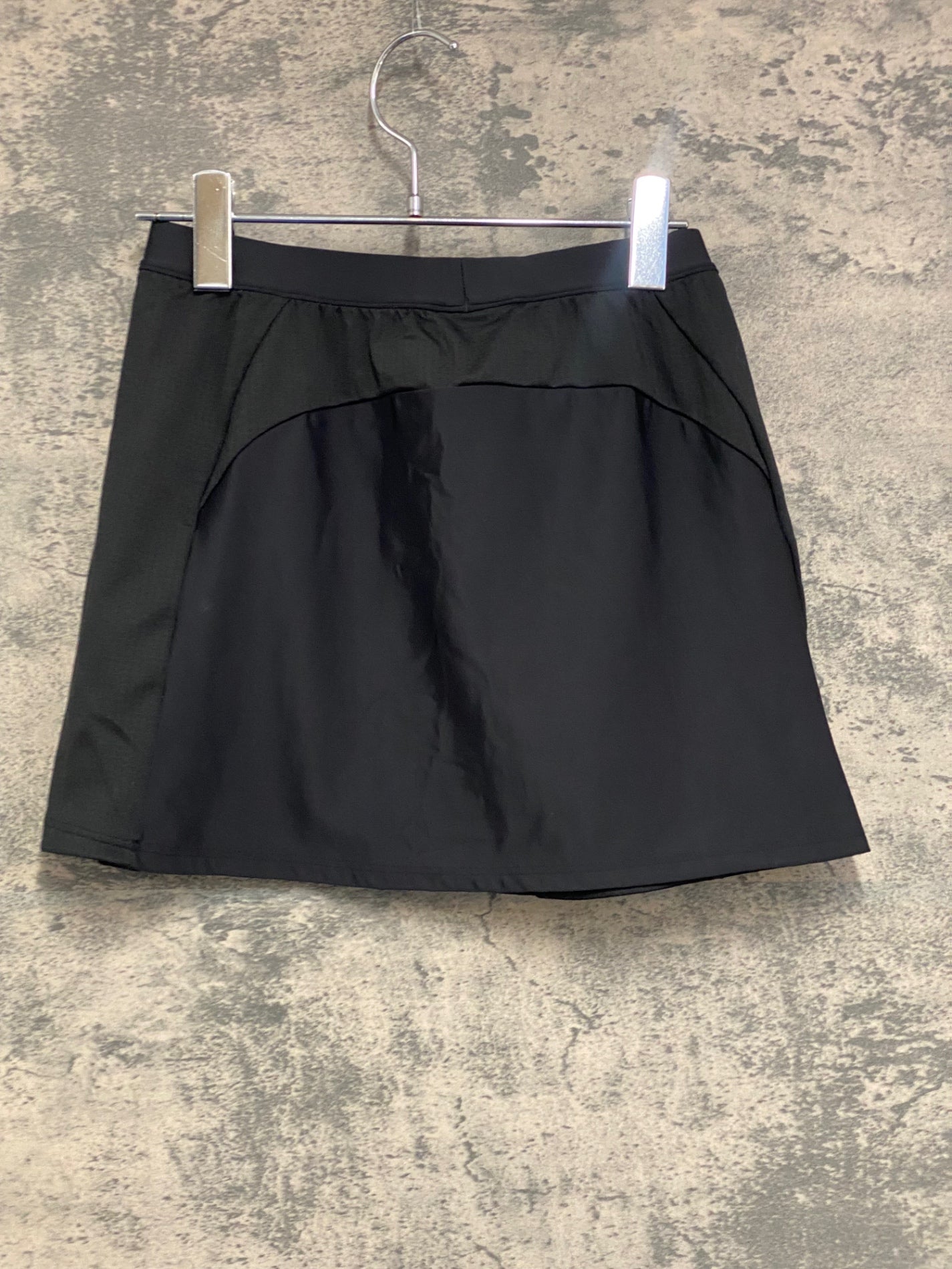 IW599 アンダーアーマー UNDER ARMOUR スカート 黒 SM