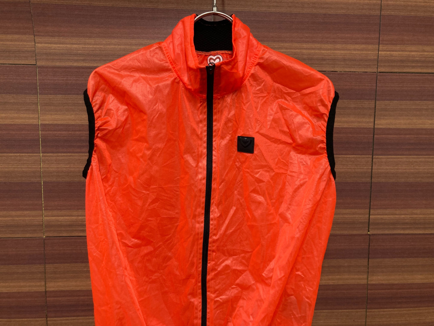 IU825 ピセイ PISSEI ジレ サイクルベスト オレンジ M ※汚れ