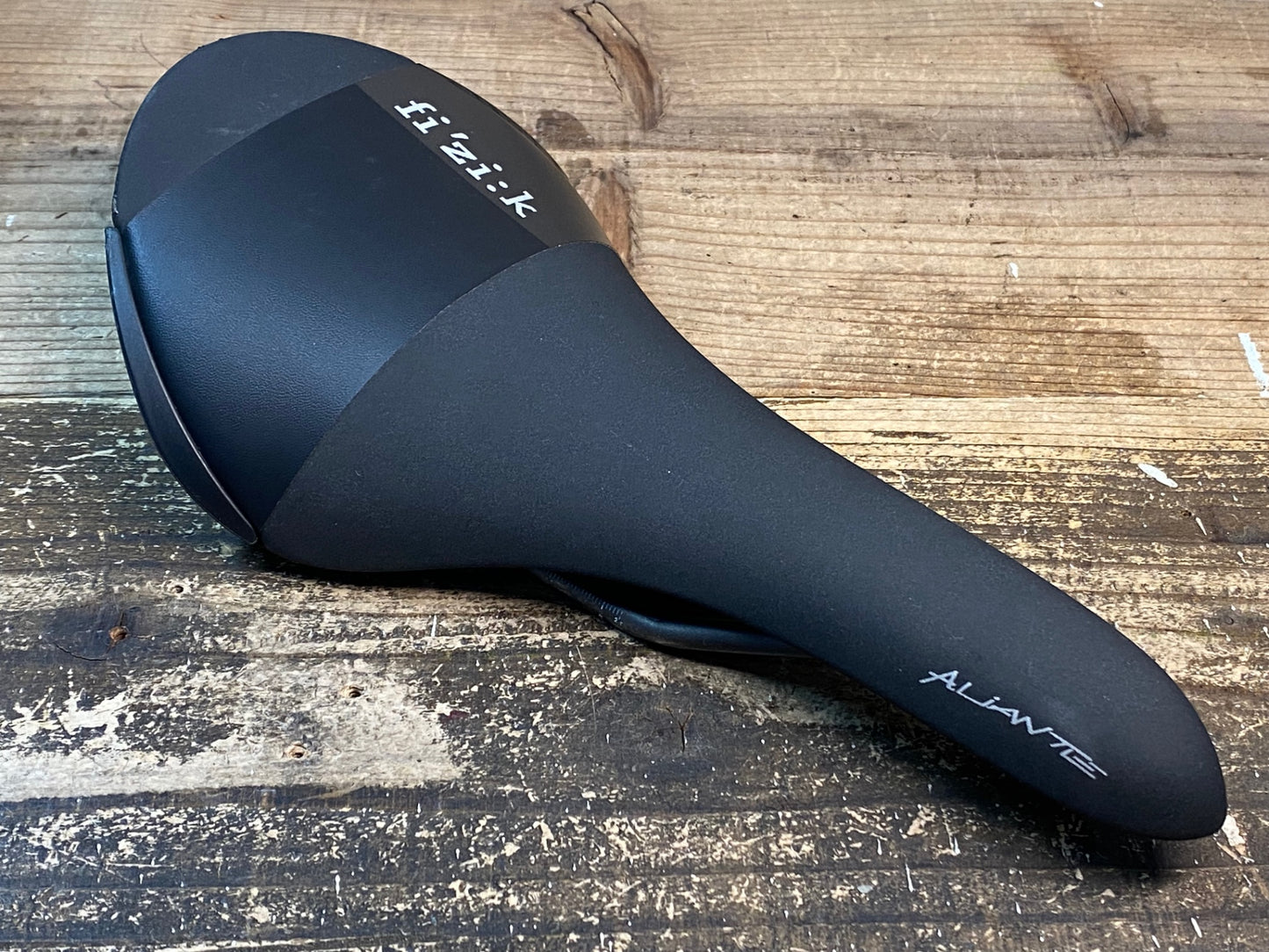 JA602 フィジーク fizik アリアンテ ALIANTE R5 サドル 黒 実測136mm KIUMレール