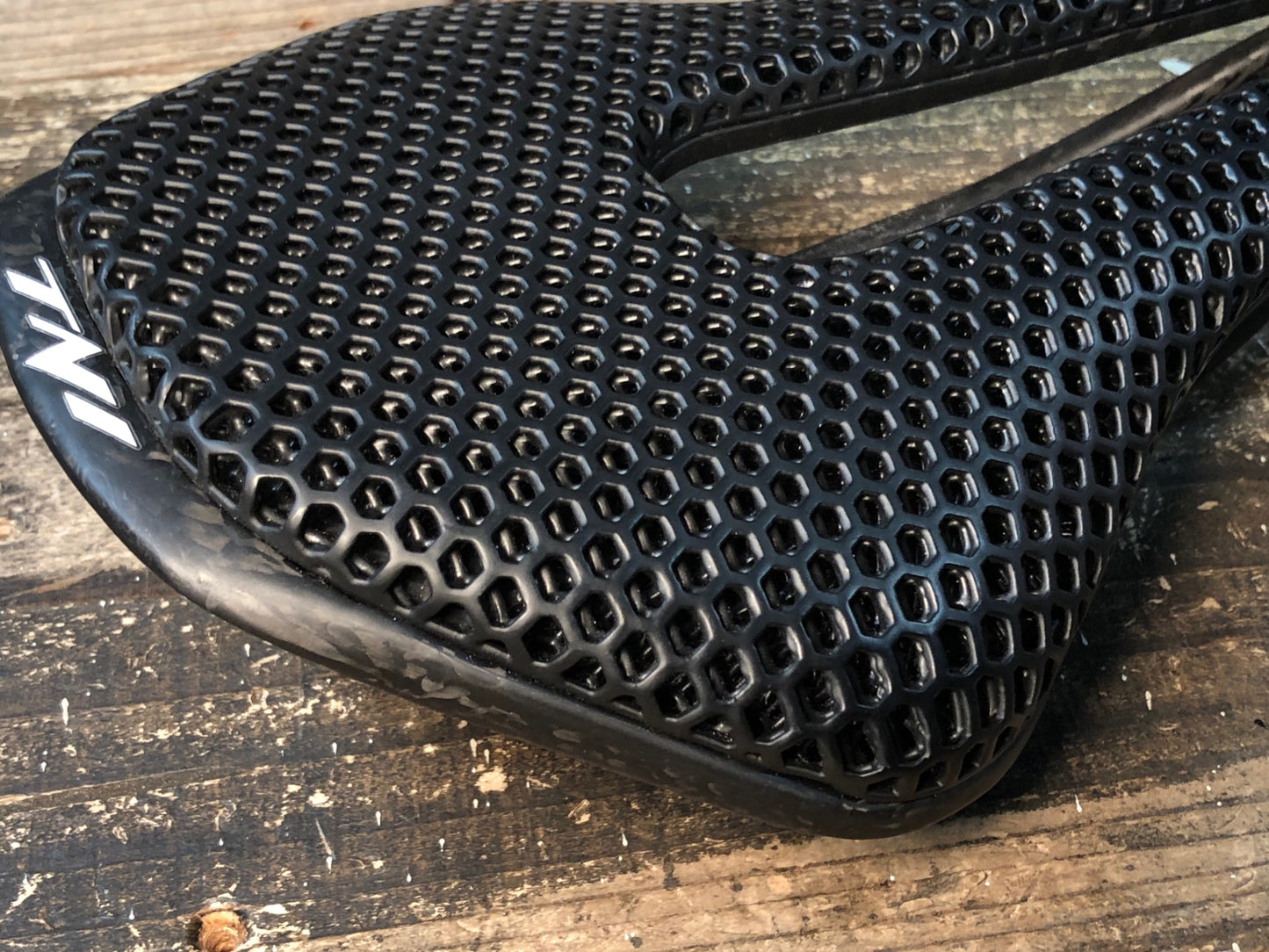 IT565 TNI 3Dprinting サドル 黒 カーボン