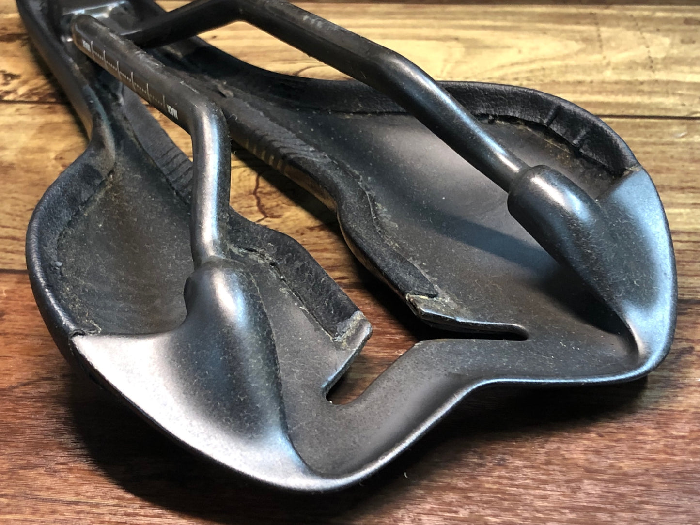 IM956 TNI ブラックフェザー BLACK FEATHER サドル カーボンレール 黒