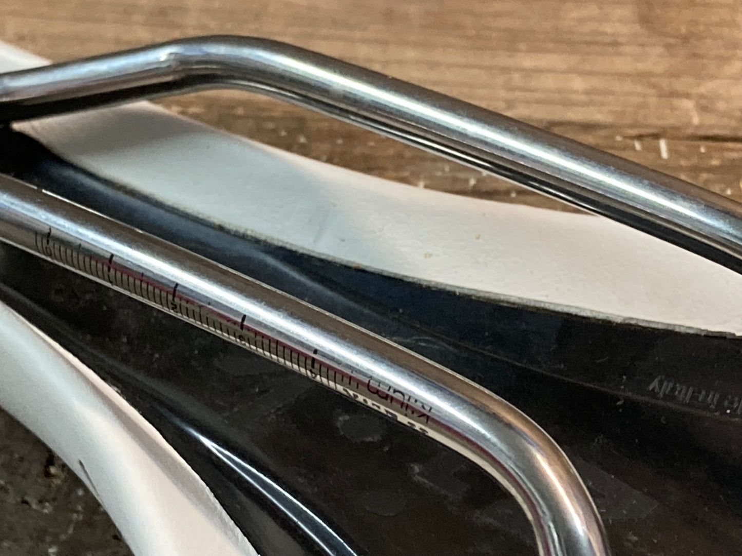 IO859 フィジーク fizik アリオネ ARIONE R5 サドル 白赤 125mm kiumレール