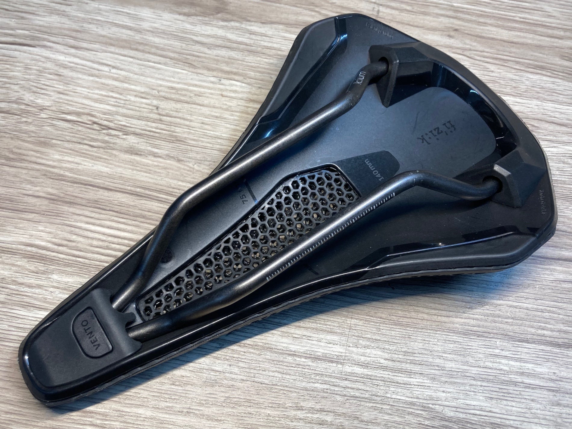 IX025 フィジーク Fizik Vento ARGO Adaptive R3 3D サドル