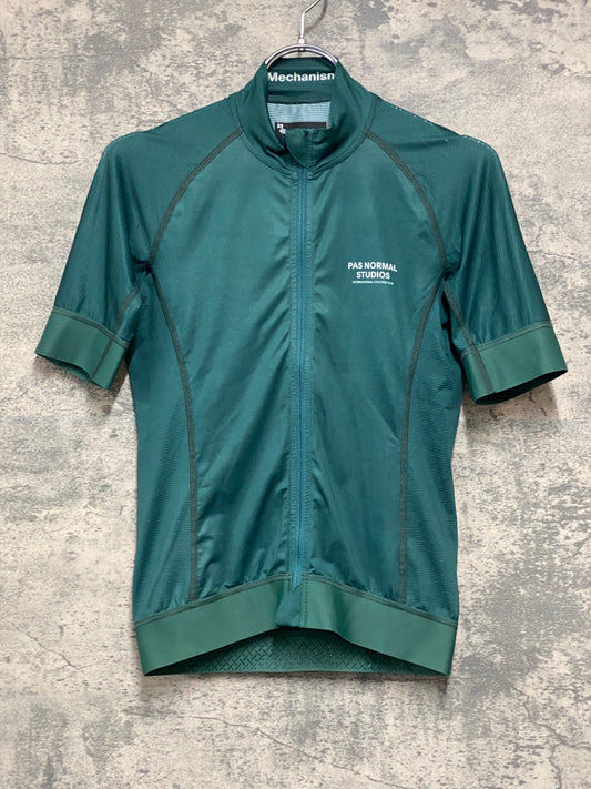 JC411 パスノーマルスタジオ Pas Normal Studios | Men's Mechanism Jersey 半袖 サイクルジャージ ペトロレウム XS