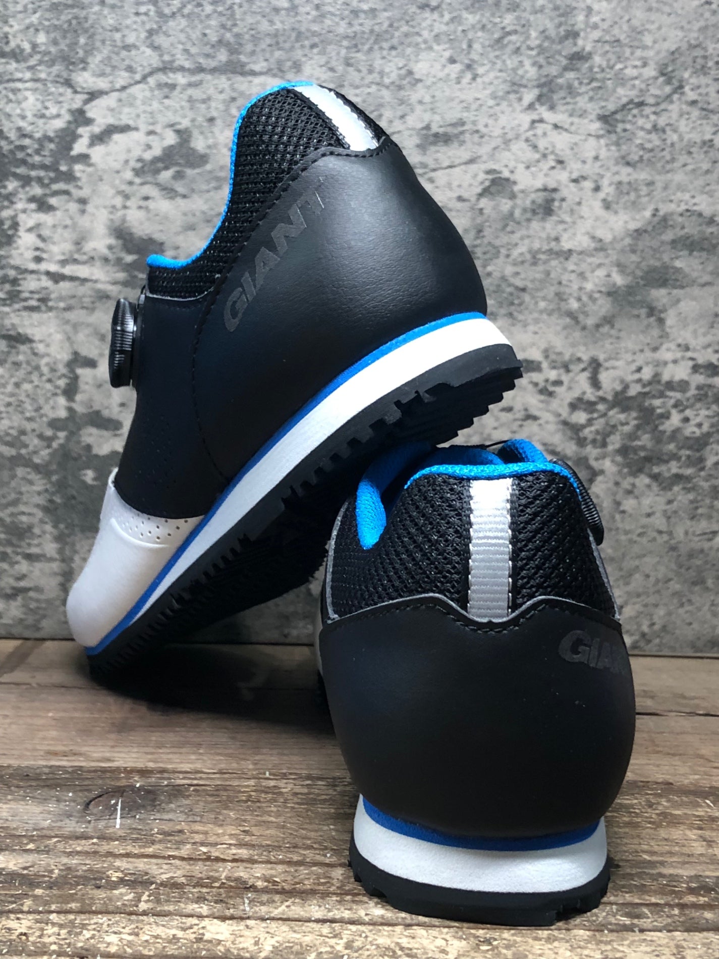 IV978 ジャイアント GIANT PRIME 2018 フラットシューズ 白黒 EU41