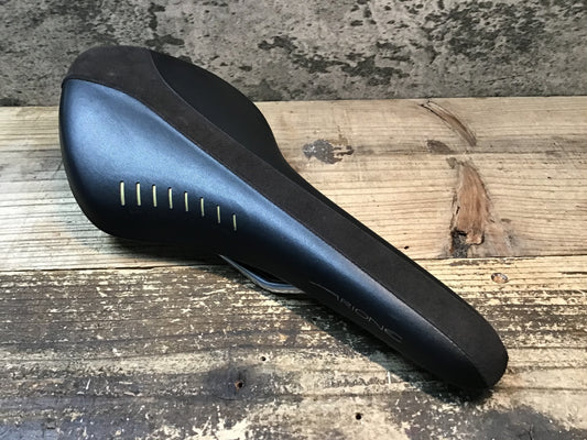 JB239 フィジーク fizik アリオネ ARIONE WING FLEX サドル 黒 135mm kiumレール