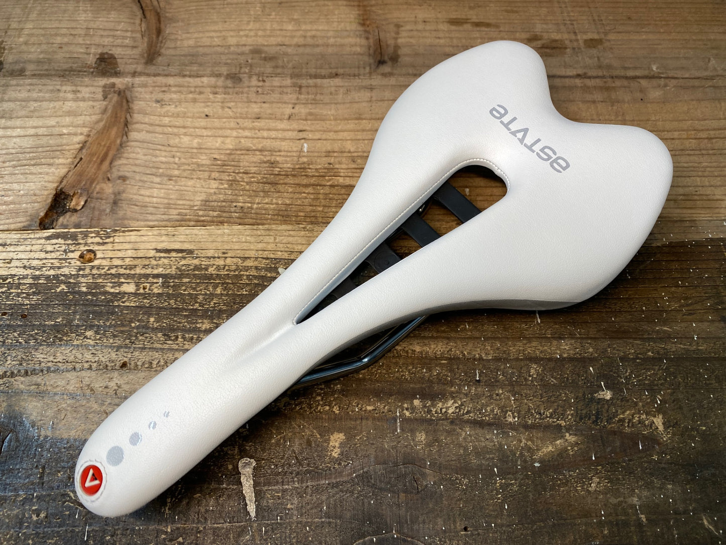 IY757 アスチュート ASTVTE スカイライン SKYLINE VT サドル TITANVレール 白 実測138mm