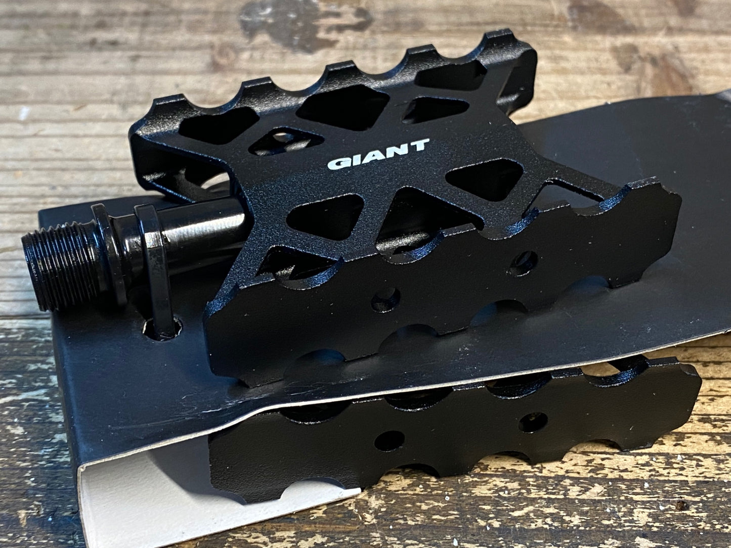 IV841 ジャイアント GIANT ULTRA LIGHT PEDAL フラットペダル 黒