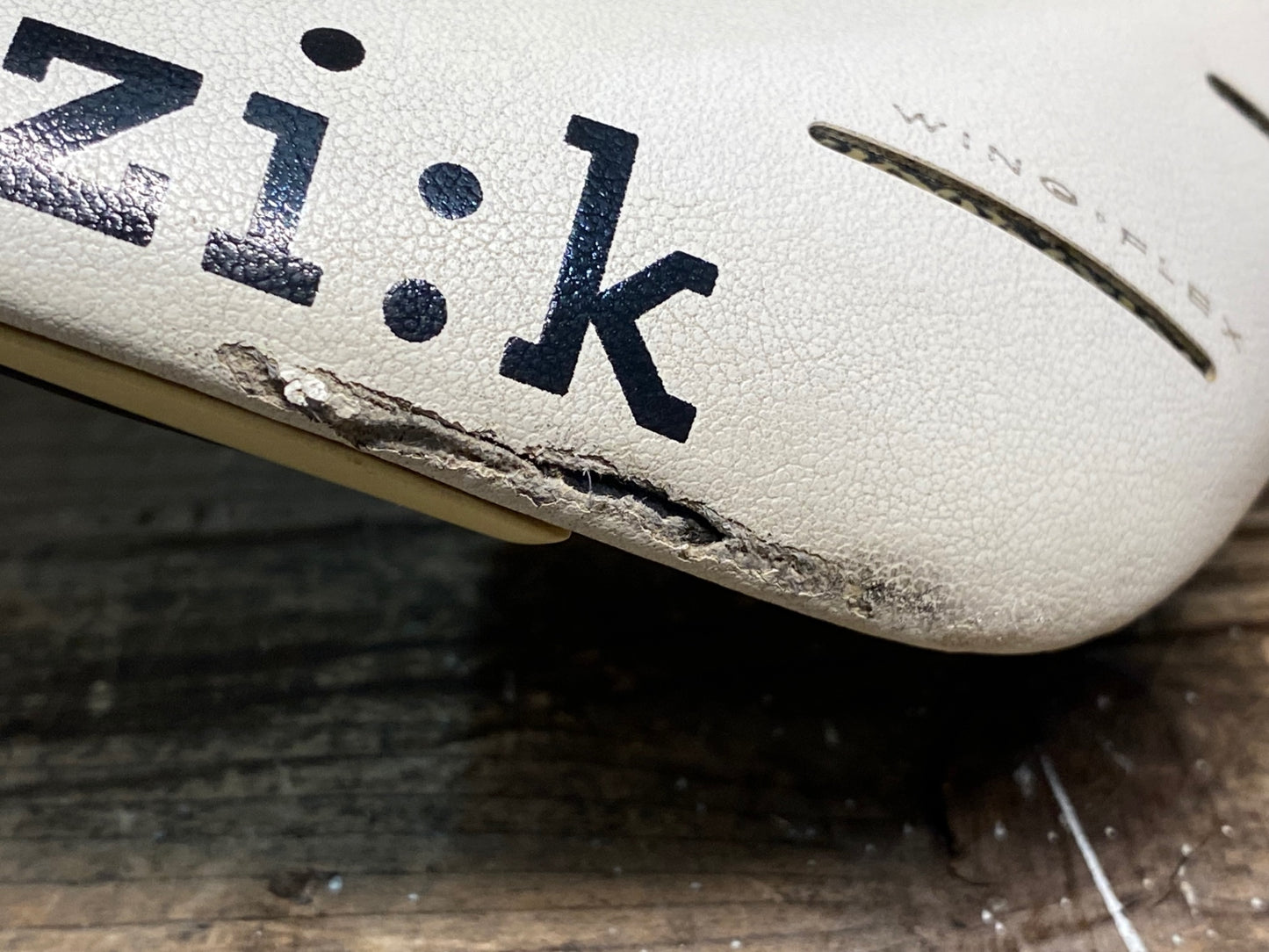 IT556 フィジーク fizik アリオネ ARIONE R3 白緑 kiumレール 破れ 125mm