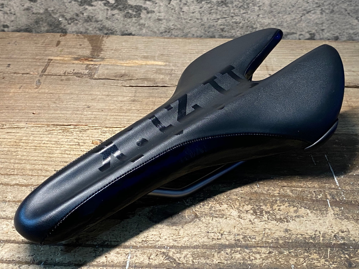 IY541 フィジーク fizik アルデア ARDEA VS サドル MANGANESE 黒