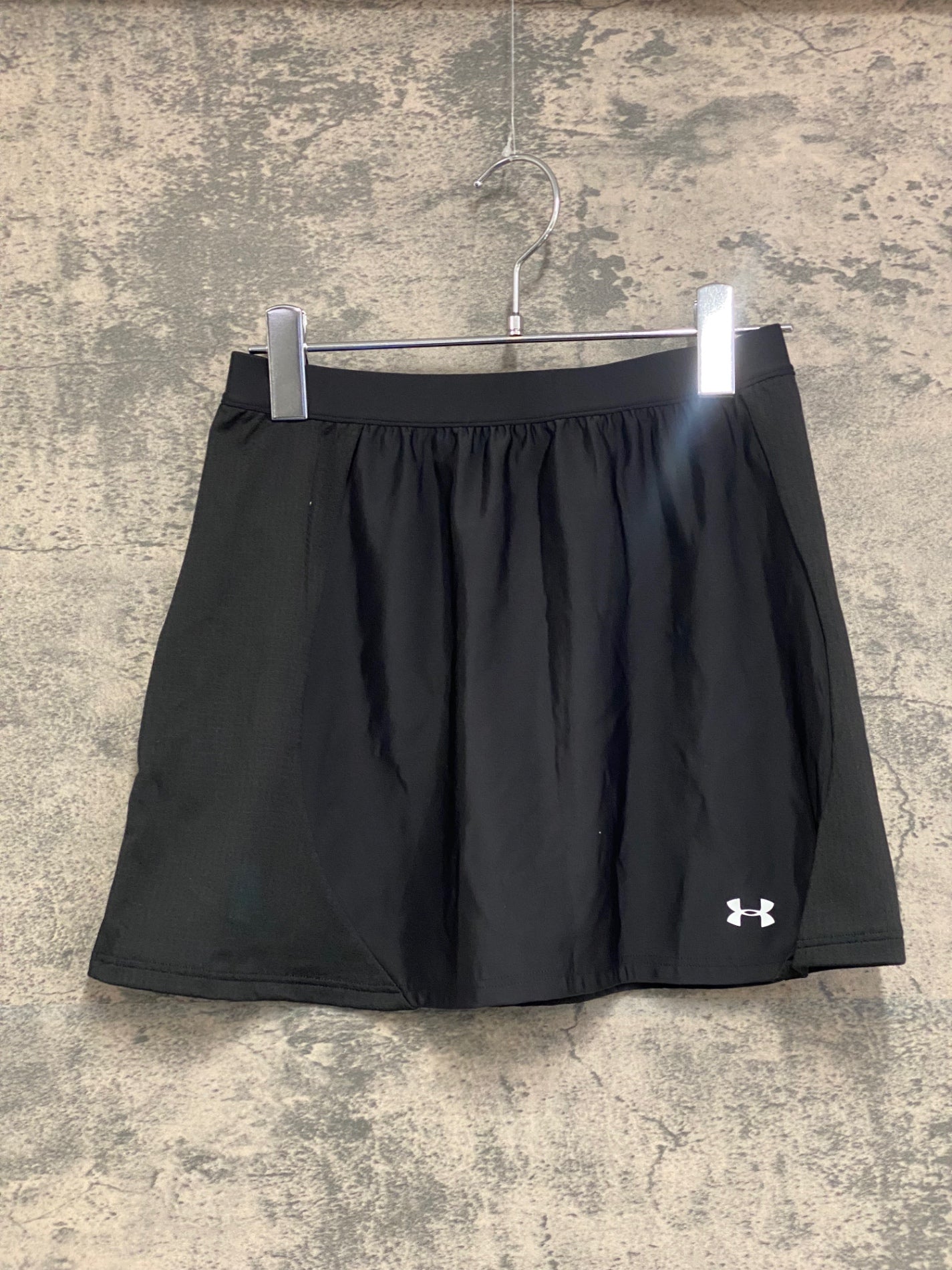 IW599 アンダーアーマー UNDER ARMOUR スカート 黒 SM