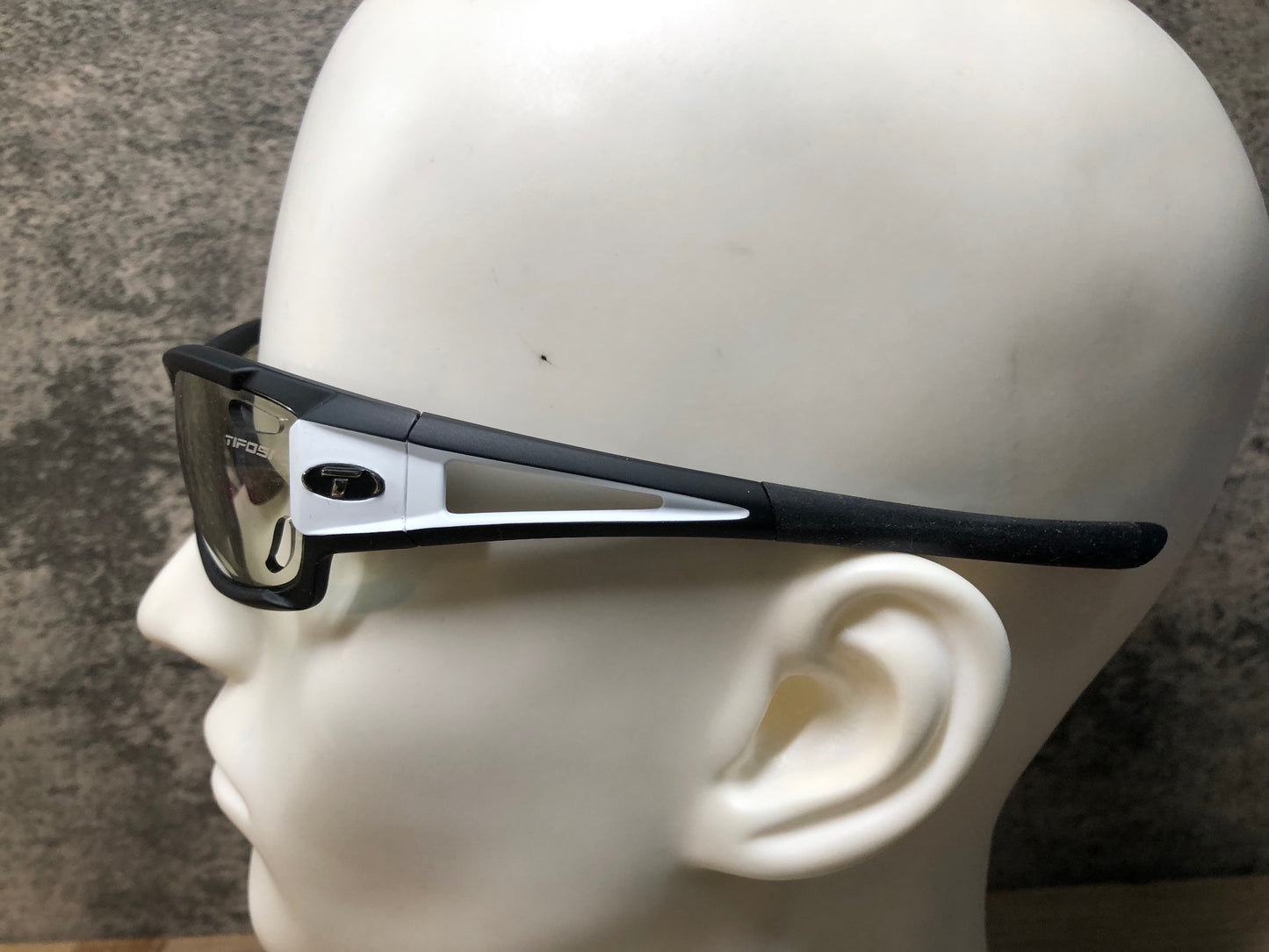 IP019 ティフォージ TiFOSI DOLOMITE 2.0 サングラス アイウェア 黒 調光レンズ