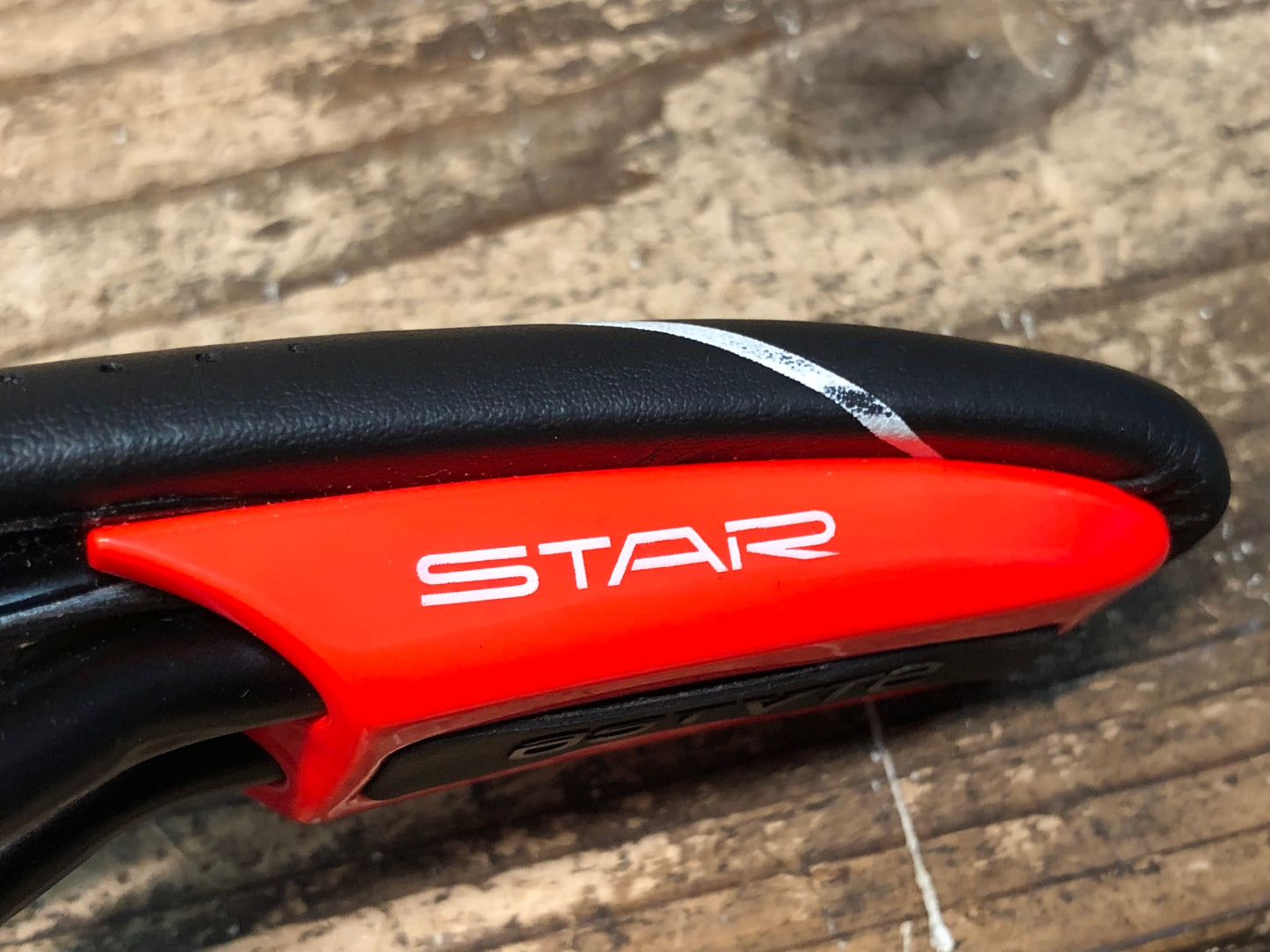 JA426 アスチュート ASTVTE STAR サドル 黒 赤 TITANVレール