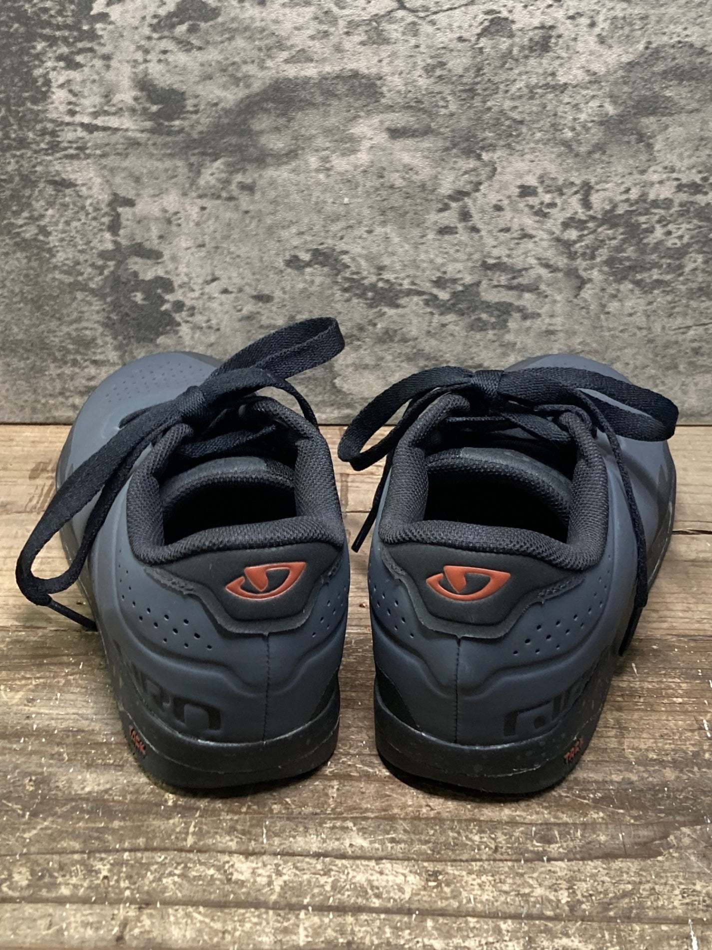 IT442 ジロ GIRO LATCH スニーカー グレー 黒 EU40