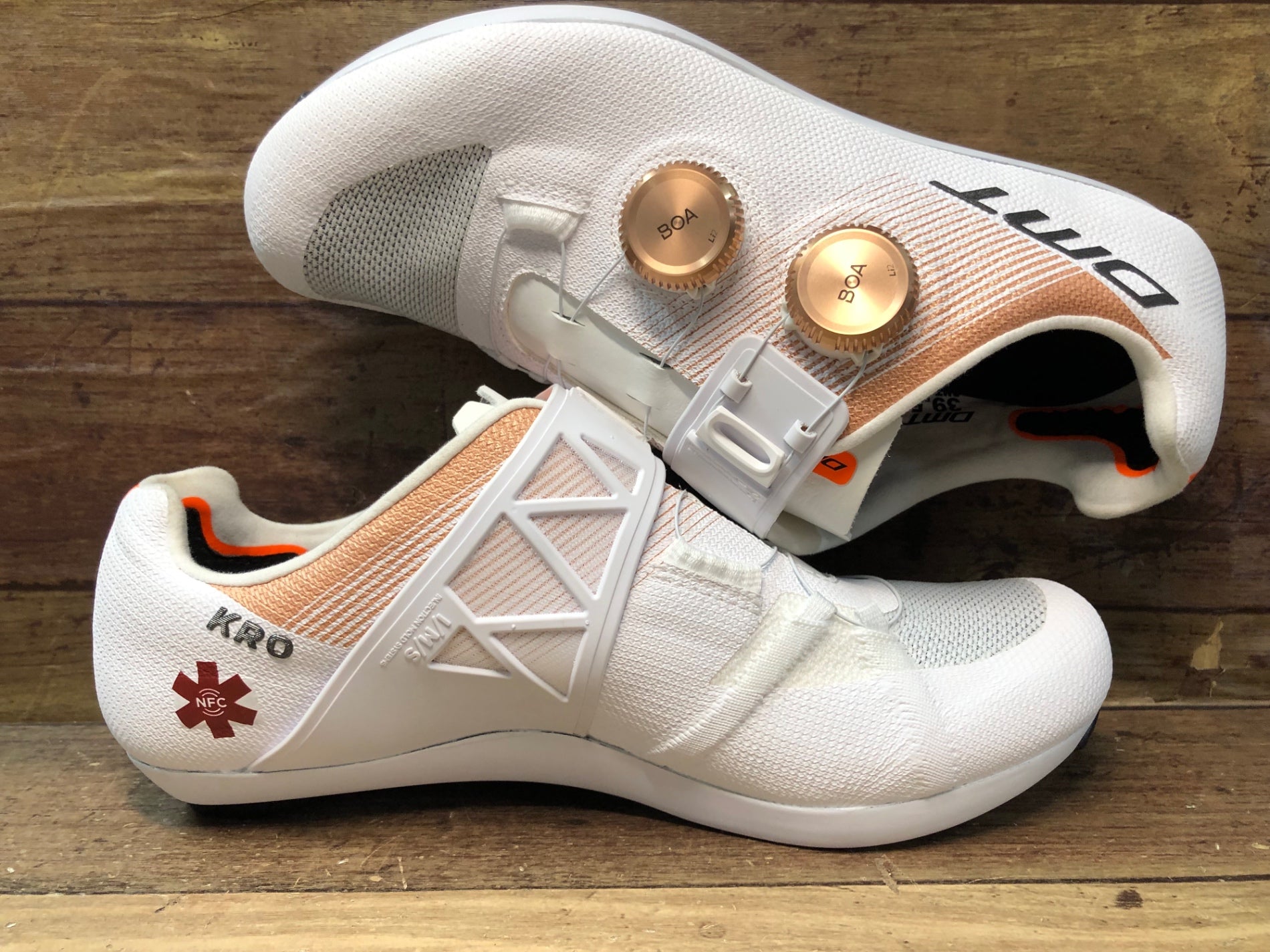 IL555 DMT KR0 EVO ビンディングシューズ SPD-SL 白 EUR39.5 ※付属品あり IL555 DMT KR0 EVO ビンディングシューズ SPD-SL 白 EUR39.5