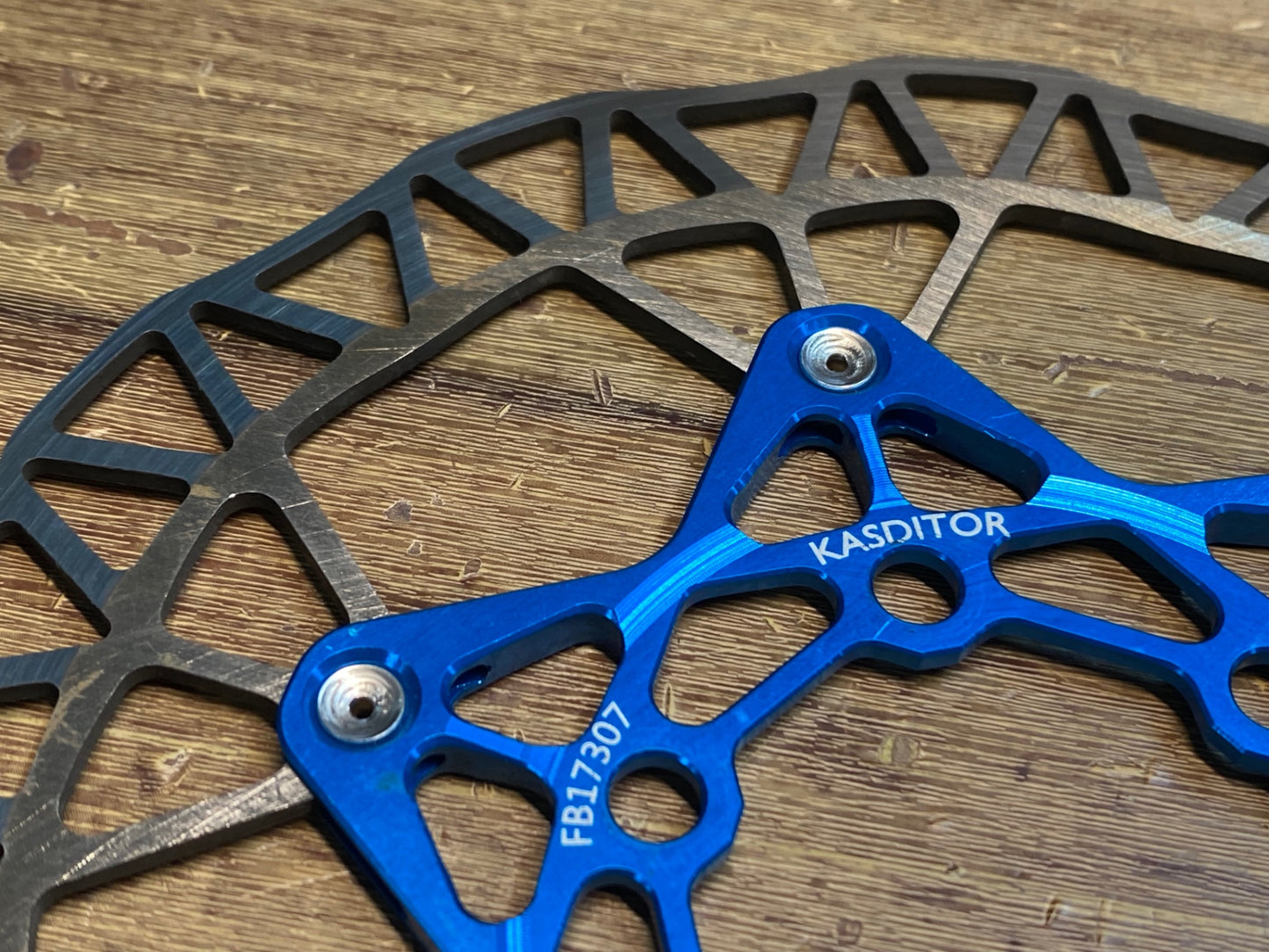 IT100 KCNC ディスク ブレーキローター 140Φ 6H ブルー センターロックアダプター付き