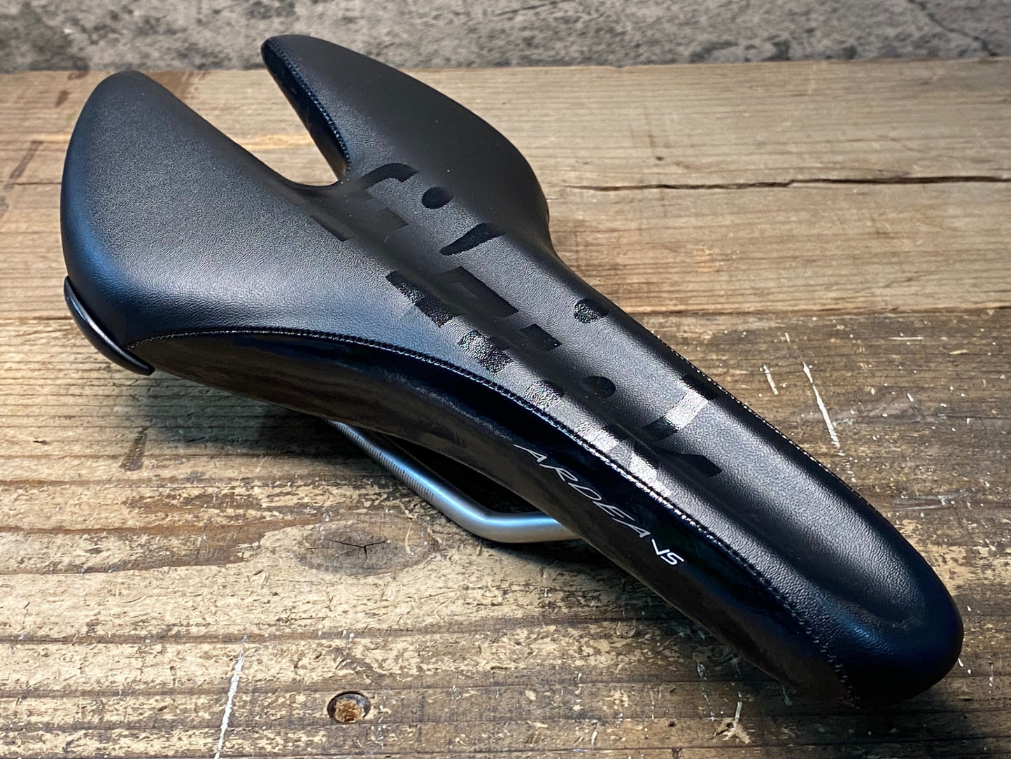 IY541 フィジーク fizik アルデア ARDEA VS サドル MANGANESE 黒