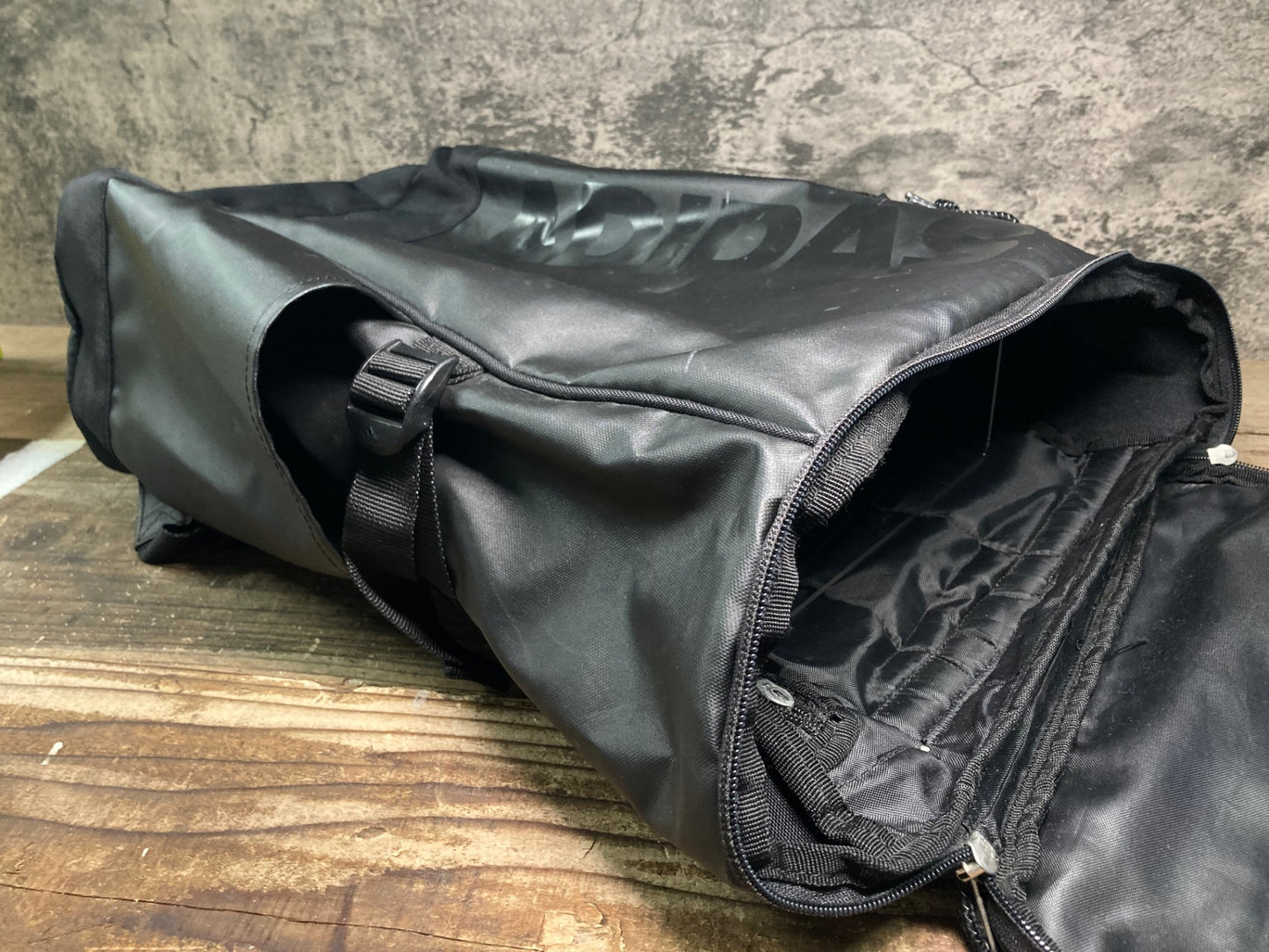 IU085 アディダス adidas リュック バックパック 黒 グレー ※擦れ