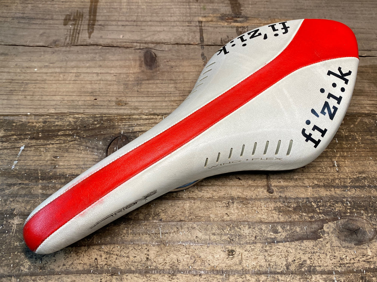 IX709 フィジーク fizik アリオネ ARIONE R3 サドル 白赤 kium レール