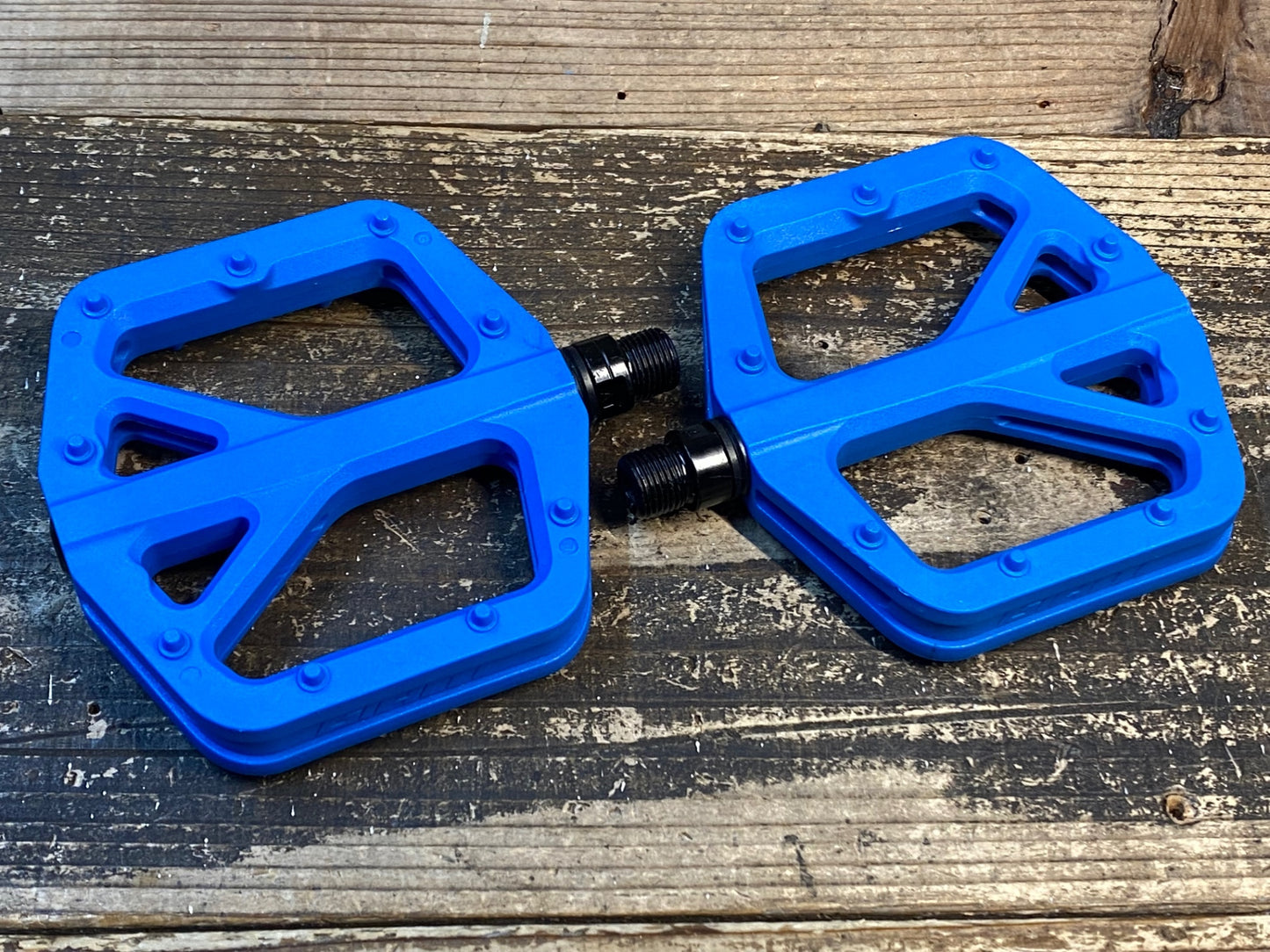 IV843 ジャイアント GIANT PINNER COMP フラットペダル 青