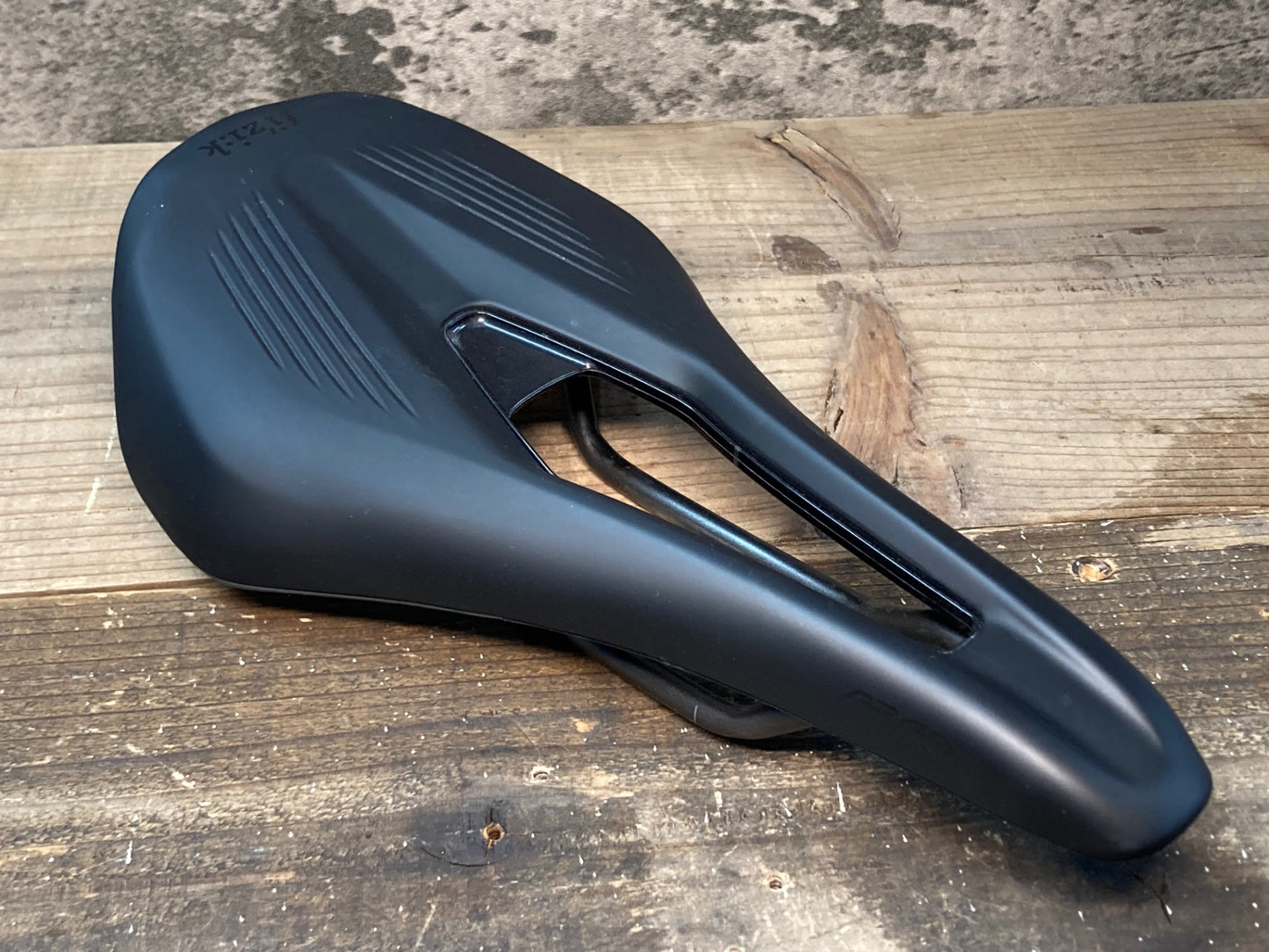 IP277 フィジーク fizik VENTO ARGO サドル 黒 140mm kiumレール