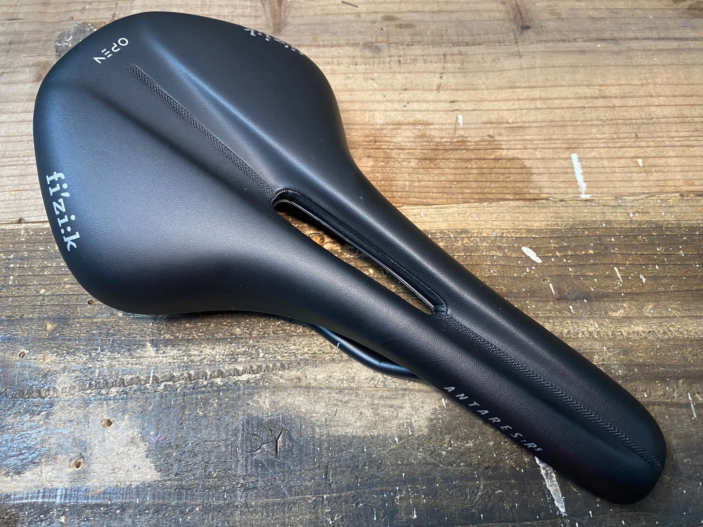 IT378 フィジーク FIZIK アンタレス ANTARES R5 OPEN REGULAR サドル 黒