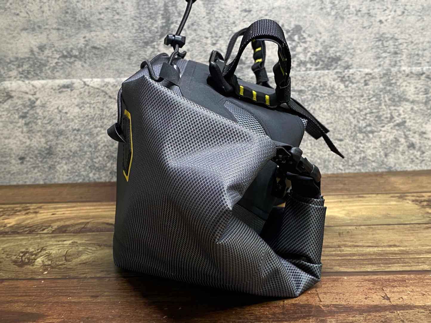 IX828 アピデュラ APIDURA エクスペディション・ハンドルバーパック 9L