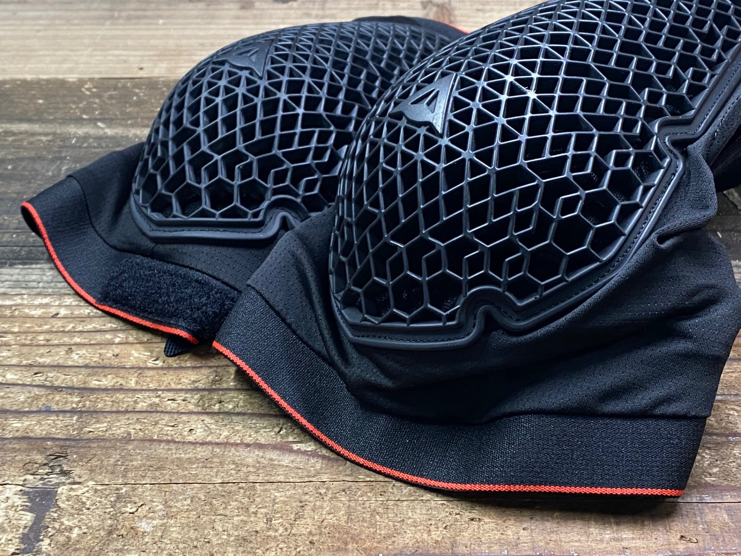 IQ856 ダイネーゼ DAINESE ニープロテクター 黒 L