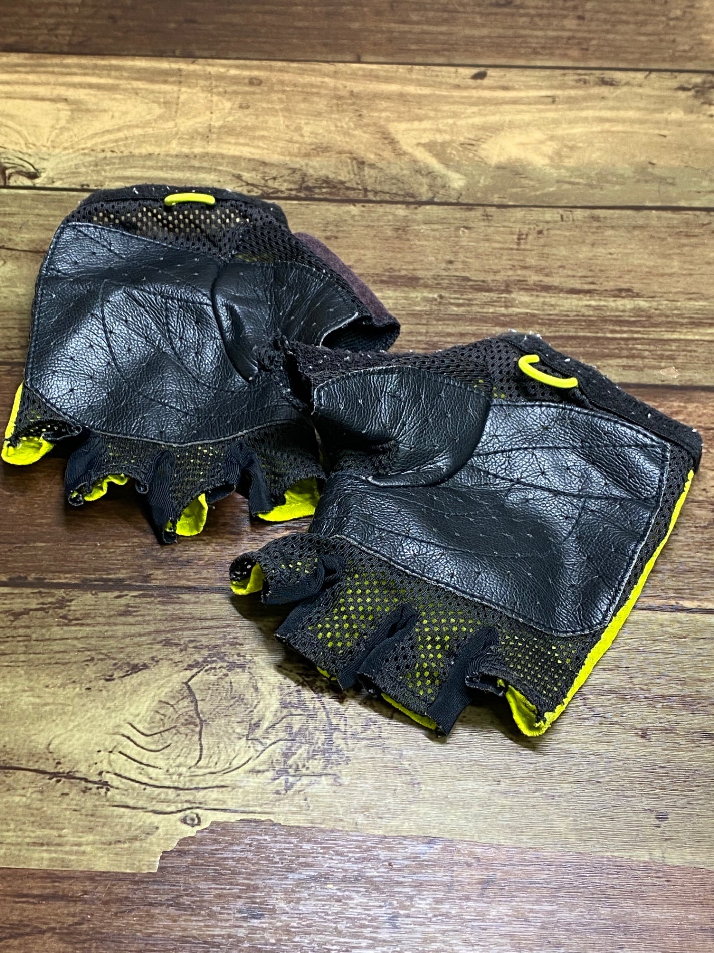 IO702 ラファ Rapha 指切り グローブ 黒 黄 ※サイズ不明、毛玉