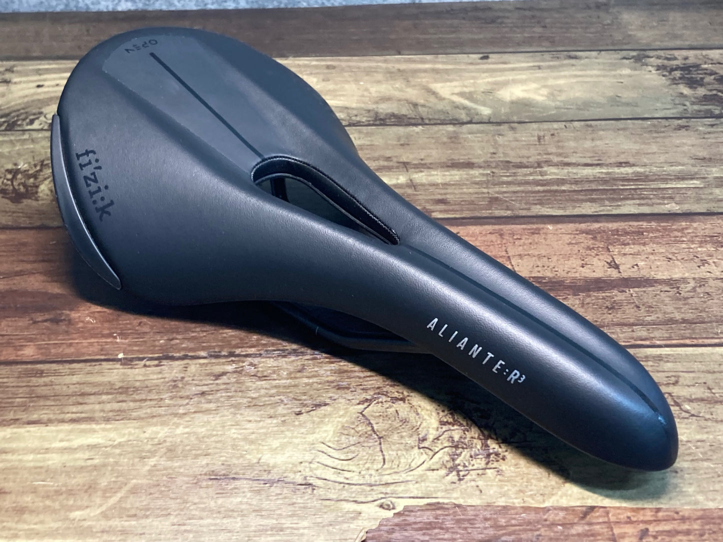 IX481 フィジーク fizik アリアンテ ALIANTE R3 REGULAR OPEN kiumレール サドル 黒