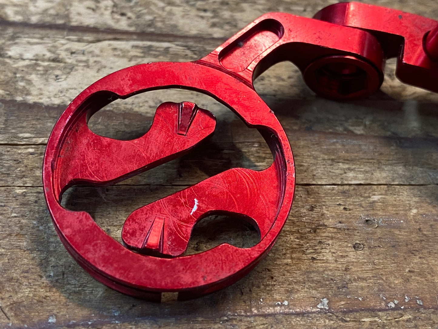 IS394 KCNC サイコンマウント 赤 GARMIN用 Φ31.8