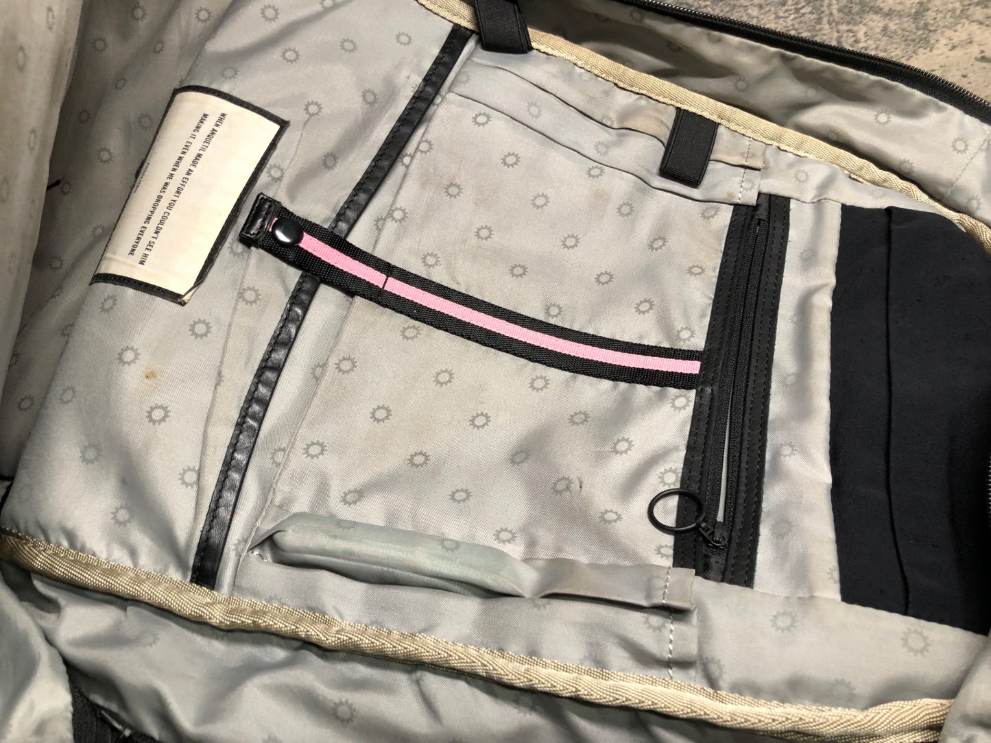 IS766 ラファ Rapha リュック バックパック 黒 黄ばみ 日焼け