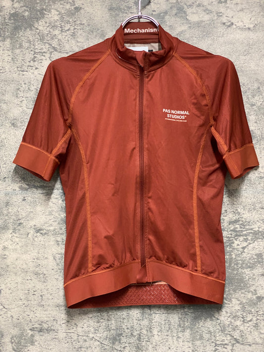 JC422 パスノーマルスタジオ Pas Normal Studios | Men's Mechanism Jersey 半袖 サイクルジャージ ブリック S