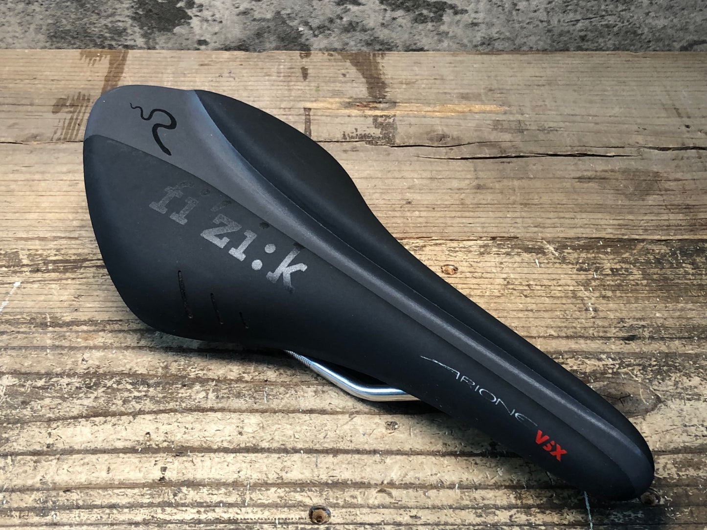 JD057 フィジーク fizik アリオネ ARIONE VSX サドル kiumレール 実測133mm