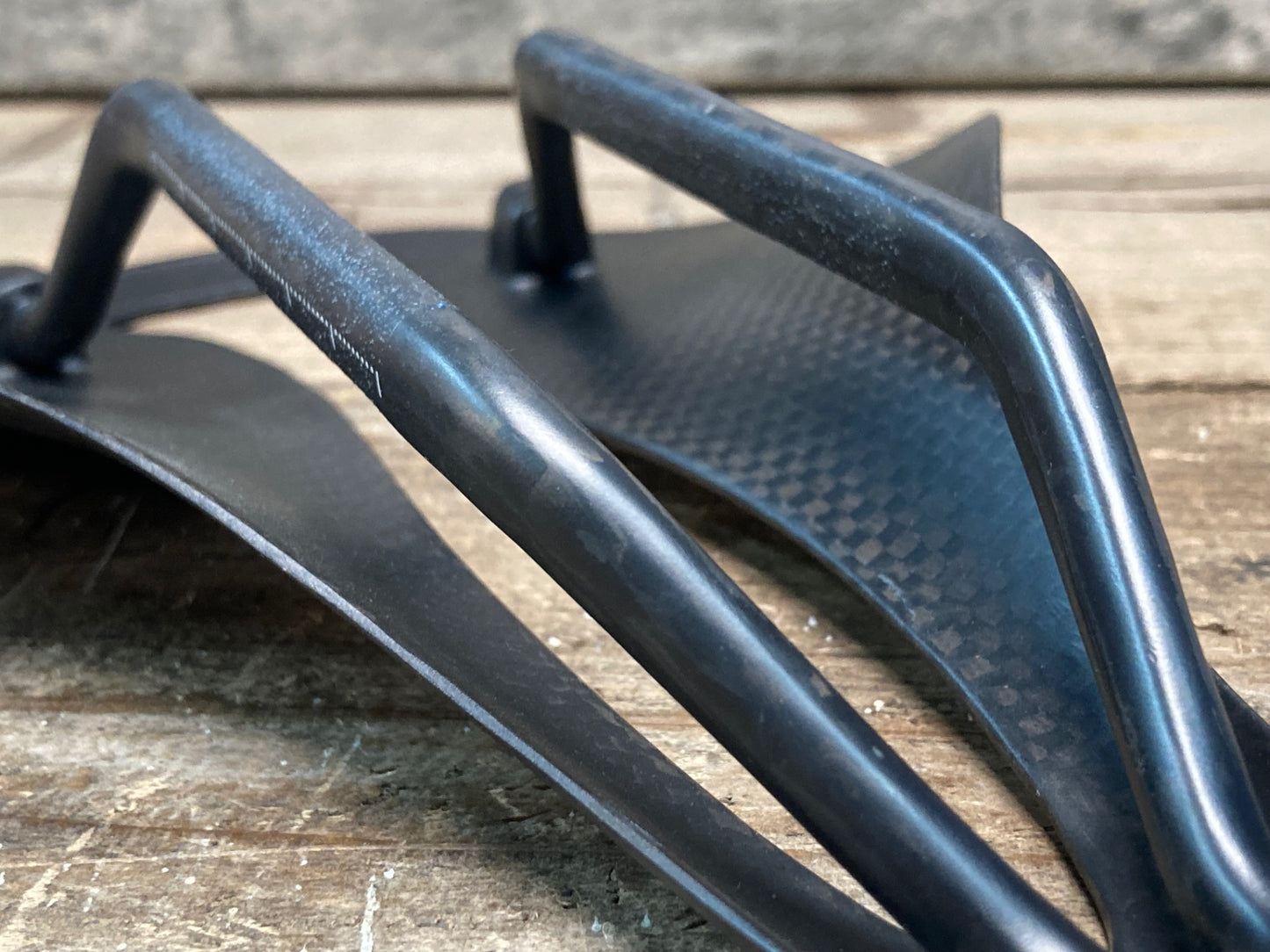 IQ576 TNI カーボンフライ CARBONFLY サドル