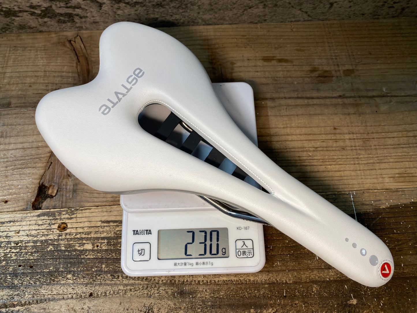 IY757 アスチュート ASTVTE スカイライン SKYLINE VT サドル TITANVレール 白 実測138mm