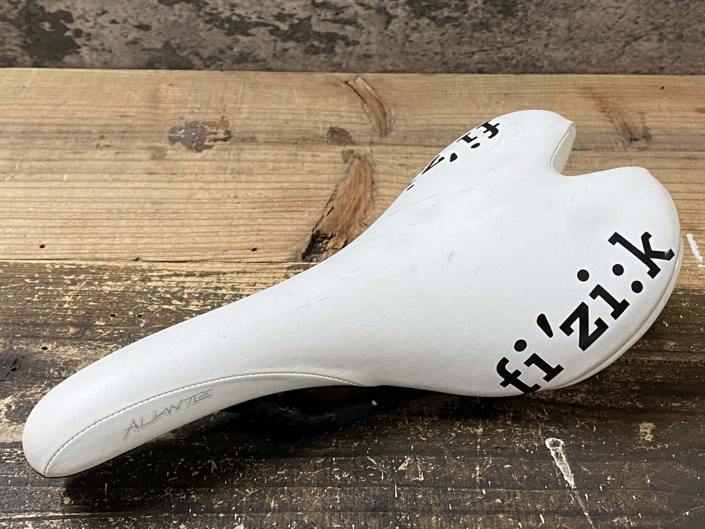 IX446 フィジーク fizik アリアンテ ALIANTE サドル カーボンレール 白