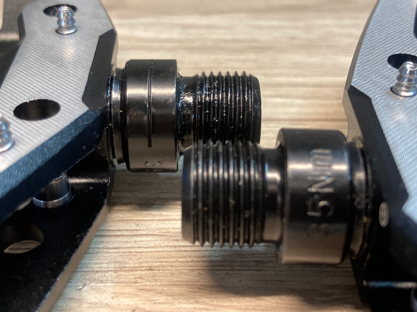 IX277 トレック TREK LINE PRO フラットペダル 黒 シルバー