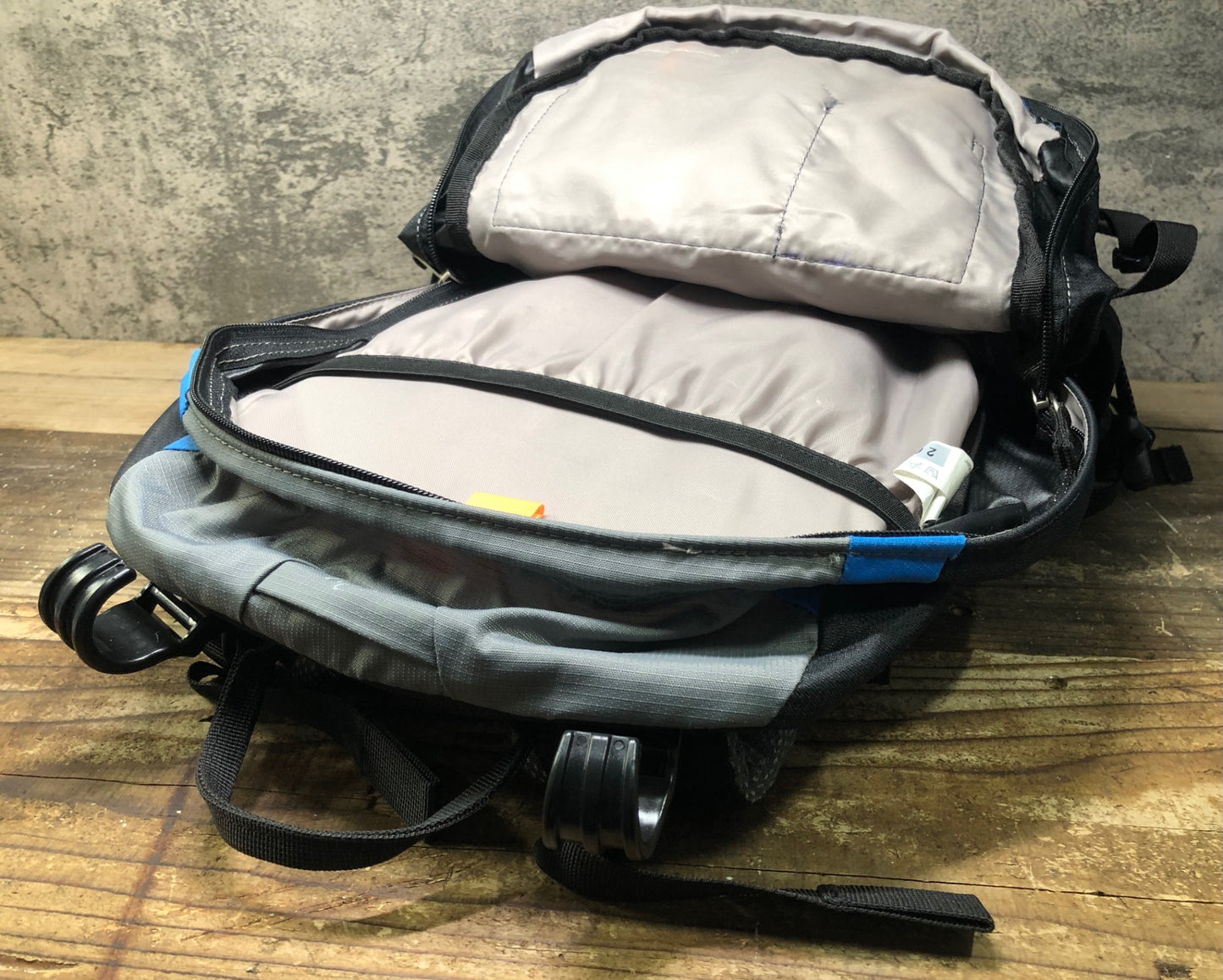 IW797 ドイター deuter フューチュラ FUTURA 22 リュック バックパック 黒 グレー