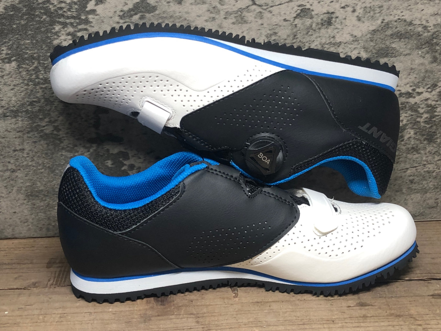 IV978 ジャイアント GIANT PRIME 2018 フラットシューズ 白黒 EU41