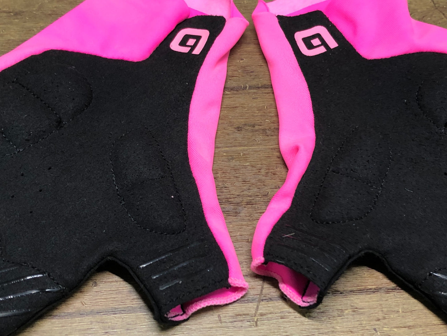 JB351 アレ ALE VELOCISSIMO 指切り グローブ ピンク 黒 M