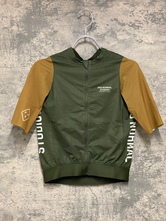 JC432 パスノーマルスタジオ Pas Normal Studios | Solitude Mid Summer Jersey 半袖 サイクルジャージ オリーブ S