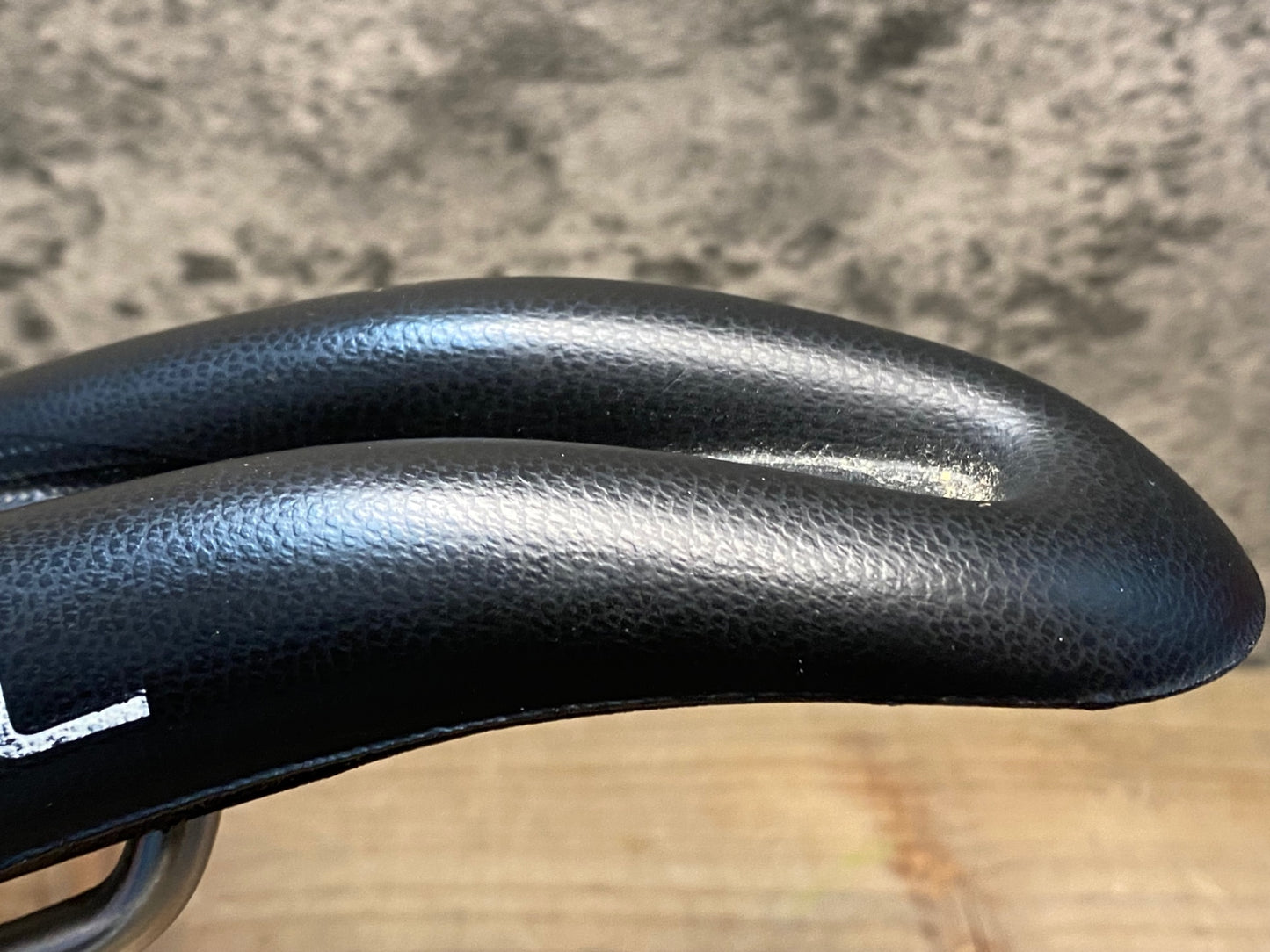 IO378 セラ SELLE SMP HELL サドル 黒