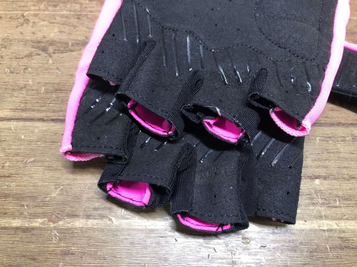 JB351 アレ ALE VELOCISSIMO 指切り グローブ ピンク 黒 M