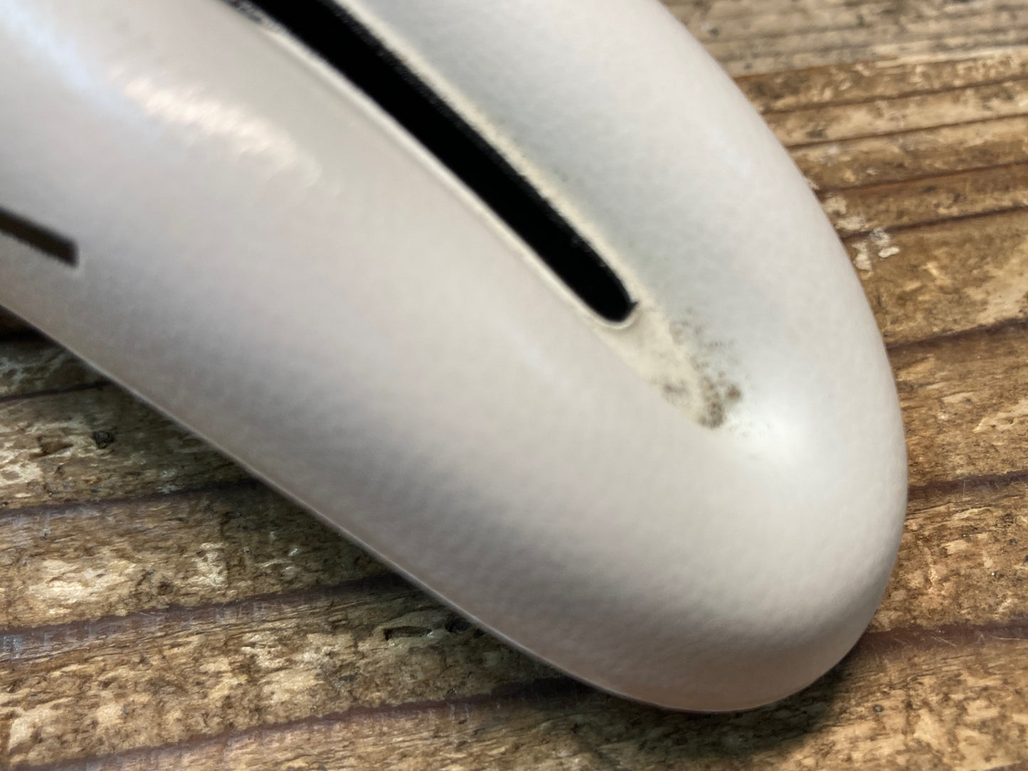 IX032 SELLE SMP ヘル HELL サドル INOX TUBE 132mm 白/黒 後ろロゴ剥離あり